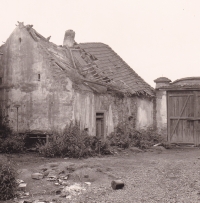 Die Reste von dem Familienbauernhof in 1963, als dort die Schwester war