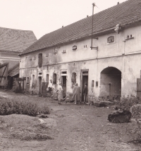 Pozůstatky rodinného hospodářství v roce 1963, když tam byla sestra