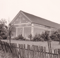 Pozůstatky rodinného hospodářství v roce 1963, když tam byla sestra