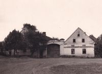 Pozůstatky rodinného hospodářství v roce 1963, když tam byla sestra