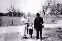 Matka Barbara, bratr Adolf, dědeček Andreas Dietrich, fotografie z roku 1941