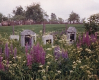 U předků na hřbitově v Libé