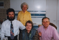 Matka Maria Paul (sedící), teta Rosa Paul (stojící), Josef Paul (vpravo)