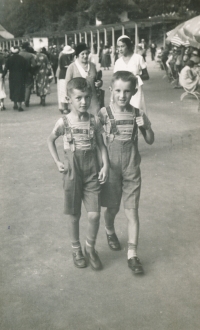 František Vencovský with his brother Jiří, Luhačovice (1933)