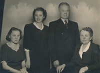 Rodina Kunstova. Zleva Věra, sestra Hana, otec Bedřich a matka Božena (1948)