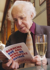 V kavárně Slavia (2005)