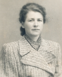 Zora Kasalická, Hana Palcová’s mother, 1942