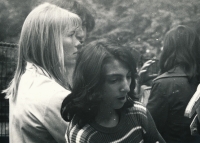 Vlevo Hana Palcová jako kurátorka, rok 1975