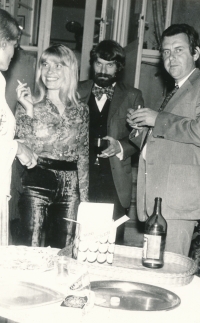 Hana Palcová se svým manželem Milanem Palcem a vpravo Ladislav Goval, 1976