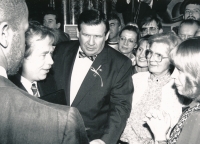 Václav Havel a zcela vpravo i Hana Palcová, 1990