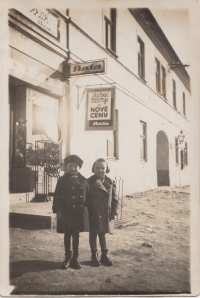 Eva Hoskovcová a Jarka Jetlebová, Chroustovice, cca 1939