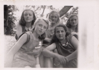 Všesokolský slet, Eva Hoskovcová nahoře 1. zleva, 1948