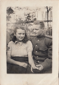 Eva Hoskovcová se sovětským vojákem Alikem, 1945