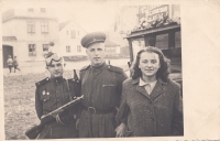 Loučení se sovětskými vojáky, s brýlemi Voloďa Kozirov, Eva Hoskovcová, 1945