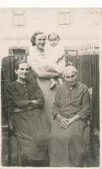 Brigitta, matka Christina Kaschte (1916), babička Berta Kastner (1887), prababička Marie Redlich (1865)