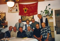 Setkání 36. skautského oddílu po letech, Jinřich (Vlk) Valenta je v horní řadě třetí zleva, Praha, rok 1999