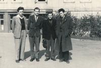 Skupina skautů ze 34. střediska Ostříž před zastávkou lanové dráhy na Petřín, Jindřich (Vlk) Valenta druhý z leva, František (Stopař) Bobek druhý zprava, rok 1953