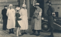 Jaroslava Křupalová (druhá zleva) ve skupině zdravotníků během Pražského povtání, Praha, Koulova ulice, květen 1945