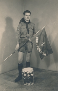 Jindřich (Vlk) Valenta s vlajkou 34. střediska Ostříž, rok 1953