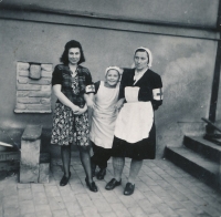 Jaroslava Křupalová (uprostřed) ve skupině zdravotníků během Pražského povtání, Praha, Koulova ulice, květen 1945