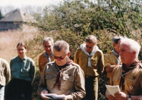 Svojsíkův závod v Modřanské rokli, Jindřich (Vlk) Valenta uprostřed a Jiří (Rys) Lukšíček úplně vpravo, rok 1995