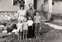 Josef Mlynář spolu se svojí manželkou a čtyřmi dětmi