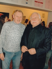 Jan Čihák s Milanem Knížákem ve své galerii Vysočina v Poličce, 1990.