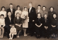 Jan a Libuše Čihákovi na svatební fotografii s rodinou, 1962.