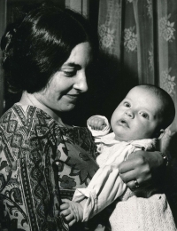 Kateřina s nejstarším synem Honzou, rok 1973, Praha