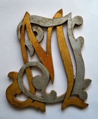 Dědečkovy iniciály pro osazení mlýna