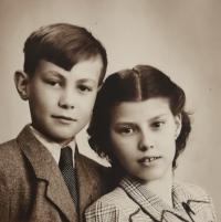 Jindřich Rejnart se sestrou, přelom 40. a 50. let