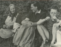 Karel Witz s maminkou u babičky v Lačnově
