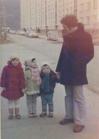 Karel Witz se svými dětmi na sídlišti v Košicích