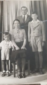 Václav a Anna Klucovi se syny Josefem a Milanem v roce 1942