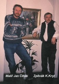 Karel Kryl s pamětníkem Janem Čihákem v jeho galerii Vysočina v Poličce, 1990.
