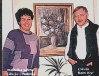 Manželka Libuše Čiháková s Karlem Krylem v galerii Jana Čiháka, 1990.