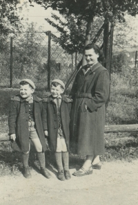Maminka a synové Karel a Tomáš Witzovi