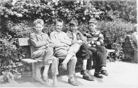 Marcel Winter (second from the left) with his classmates in Hradec Králové, 1959