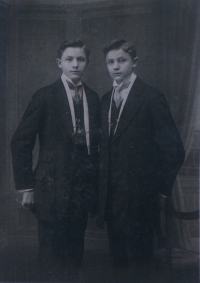 Otec a strýc Čechákovi, dvojčata, 1913