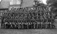 Otec Adolfa Ruše (třetí zprava dole) s vojáky československé brigády v Anglii / 1944 až 1945 / Velká Británie