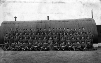 Adolf Ruš starší s vojáky československé brigády v Anglii / 1945