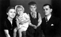 Adolf Ruš s rodiči Annou a Adolfem a sestrou Annou / 1940