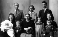 Adolf Ruš (vpravo nahoře) s matkou (pod ním s bratrem v náručí), babičkou (uprostřed) a dalšími příbuznými / Třinec / 50. léta