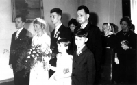 Adolf Ruš (třetí zleva) na sestřině svatbě / kolem roku 1954