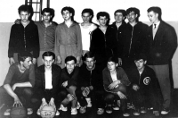 Adolf Ruš (vpravo nahoře) s týmem staršího dorostu košíkové / Třinec / 1971 