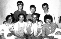 Adolf Ruš (vpravo nahoře) s manželkou (pod ním s dítětem), rodiči (dole uprostřed), sourozenci a dalšími příbuznými / 1963