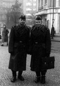 Adolf Ruš (vlevo) na vojně / asi 1956