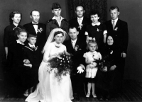 Adolf Ruš (nahoře uprostřed) na sestřině svatbě. Vlevo od nevěsty je jeho matka / 50. léta