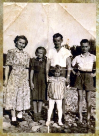 Adolf Ruš (úplně vpravo) s rodiči a sestrami / konec 40. let