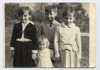 Sourozenci Anna, Jaroslav, Božena a nejmladší Eva, Bílá Voda, 1966